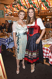 Luna Schweiger mit Mutter Dana Schweiger  OKTOBERFEST 2017 -  Village Wiesn im Schuetzenfestzelt in Muenchen am 20.09.2017 Foto: BrauerPhotos / J.Reetz
